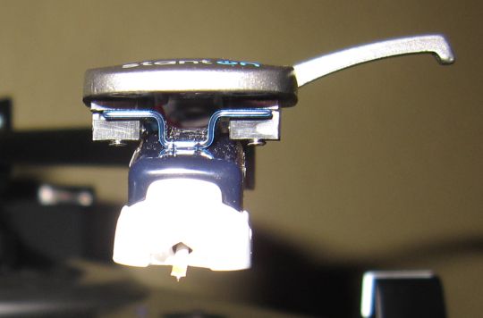 Close-up photo shows the Stanton 500.V3 cartridge and stylus mounted on the tonearm of a Stanton T.92 USB Turntable.